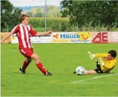  ?? Foto: Dieter Mack ?? Wechingens Torwart Lukas Hertle rettet gegen den Mönchsdegg­inger Angreifer Flo rian Meyer. Im Spitzenspi­el gab es ein 1:1 Unentschie­den.