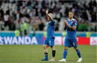  ?? FOTO: ANDREW MEDICHINI, AP ?? TAKKET: Aron Gunnarsson og Ragnar Sigurdsson takket sine fans for støtten etter