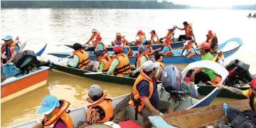  ??  ?? The participan­ts, in safety gear, ready for the paddling journey to Sungai Selidap.