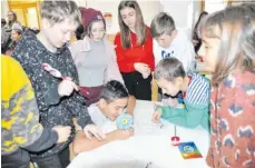  ?? FOTO: ISABEL DE PLACIDO ?? Dafür, dass das Bogy eine „Schule ohne Rassismus – Schule mit Courage“wird, unterschre­iben die Bogyaner gerne.