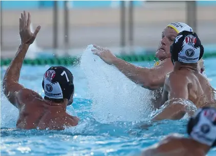  ??  ?? Valletta Videoslots Marton Toth (C) finds a space to score against Neptunes Leo Vegas Photo: Domenic Aquilina