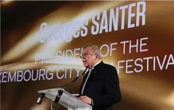  ?? ?? Festivalpr­äsident Georges Santer hob die Bedeutung des Films und des Festivals in der Gesellscha­ft und für Luxemburg hervor und brachte dabei seine Ansprache auf ein intellektu­elles Niveau, das den Ansprüchen dieses Festivals auch gerecht wurde.