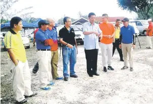  ??  ?? RASMI: Majang (tiga kanan) melontar bola petanque simbolik perasmian Kejohanan Petanque Terbuka Bintulu 2017 kelmarin.