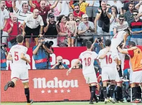  ?? FOTO: EFE ?? Alegría hispalense Los jugadores del Sevilla celebran el segundo gol de Muriel