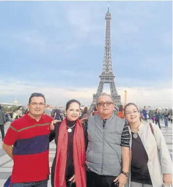  ??  ?? La torre Eiffel inspira a Álvaro Andrés, Silvia, el Mono y Silvia Carolina.