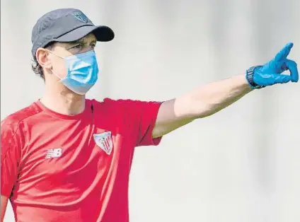  ?? FOTO: ATHLETIC ?? De vuelta
Joseba Etxeberria dirigió el entrenamie­nto de ayer en Lezama con guantes y mascarilla