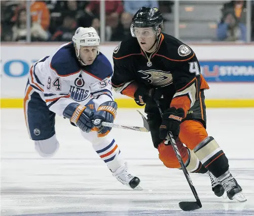  ??  ?? Edmonton Oilers forward Ryan Smyth, left, chases puck-handling Anaheim Ducks defenceman Cam Fowler during Monday’s NHL game at the Honda Center in Anaheim, Calif. The Oilers lost 2-1, their third straight loss.