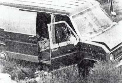  ?? THE REPUBLIC ?? A photo published in The Arizona Republic on Aug. 12, 1978, shows the van that the Tison gang stole from a Texas couple. Circled is where Donald Tison’s body was after he was shot by deputies at a roadblock.