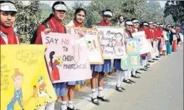  ?? SANTOSH KUMAR/HT ?? School students take part in the human chain to spread awareness against dowry and child marriage in Bihar on Sunday.