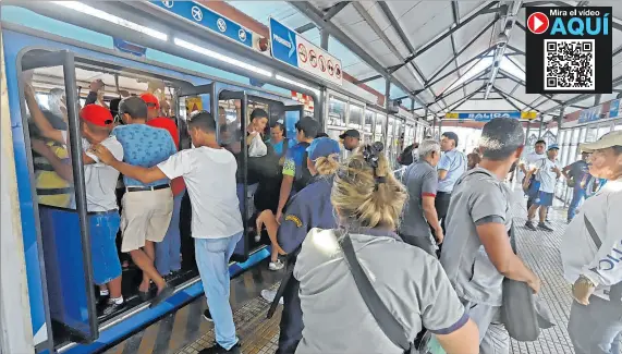  ?? AMELIA ANDRADE / EXPRESO ?? Panorama. En la estación Sopeña, al sur de la ciudad, se evidenció varias unidades que demoraban en llegar y también repletas de usuarios.