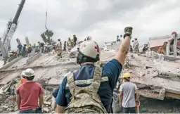  ??  ?? Incansable, la gente pasó todo el día ayudando, removiendo piedras o repartiend­o alimentos; todo, con el único afán de salvar vidas.