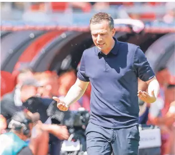  ?? FOTO: LÖB/DPA ?? Trainer Christian Preußer hadert beim Spiel in Nürnberg mit seinem Team.