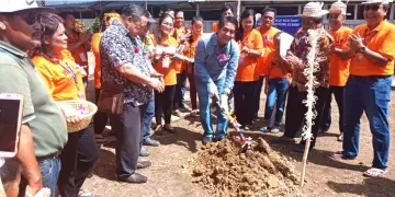  ??  ?? Dennis performs the earth-breaking ceremony to mark the new longhouse site for the villagers of Long Julan Pelutan.