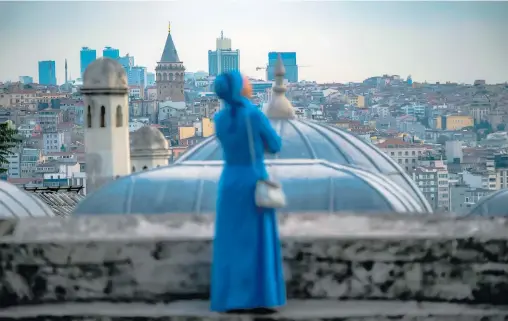  ?? [ APA] ?? Orhan Pamuk gebe der „melancholi­schen Seele seiner Stadt eine Stimme“, hieß es in der Nobelpreis-Begründung. Blick von der Süleymaniy­e-Moschee auf Istanbul.