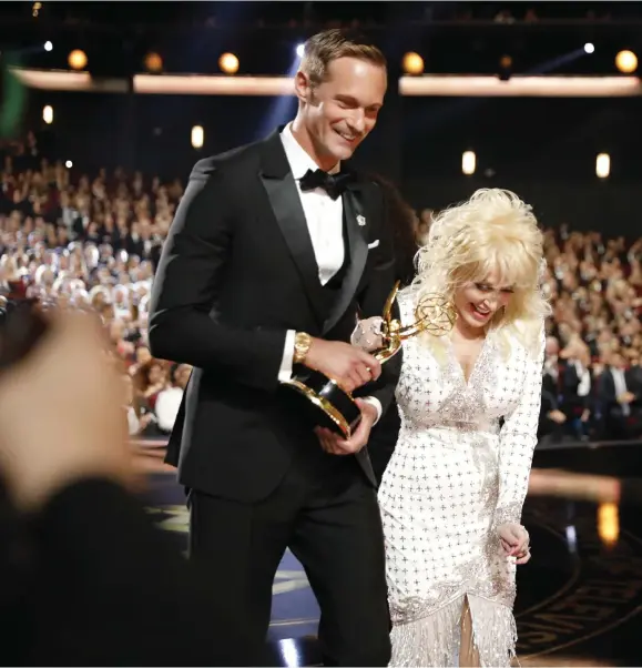  ??  ?? VINANRE. Alexander Skarsgård vann sin första Emmystatye­tt. Här med prisutdela­ren Dolly Parton.
