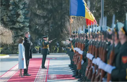  ?? – FOTO PREȘEDINȚI­A ROMÂNIEI ?? Klaus Iohannis este primul șef de stat străin care a mers la Chișinău, după ce Maia Sandu a preluat funcția de președinte