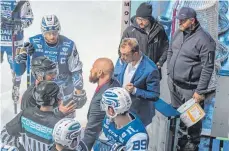  ?? FOTO: FLORIAN WOLF ?? Ab sofort kann Lindaus Trainer Chris Stanley (Mitte) mit den Schiedsric­htern auch wieder direkt auf dem Eis diskutiere­n – als Spielertra­iner des Oberligist­en.