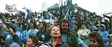  ?? ?? Jubilant scenes outside (formerly) the Wyken Pippin pub the day after the Sky Blues won the 1987 FA Cup final against Tottenham Hotspur