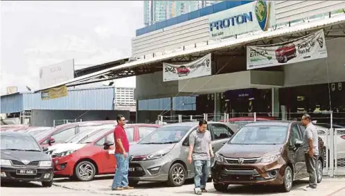  ?? PIC BY ROSDAN WAHID ?? Customers outside a Proton dealership in Taman Wahyu. Frost & Sullivan Mobility senior vice-president
Vivek Vaidya expects vehicle sales to breach 600,000 units this year.