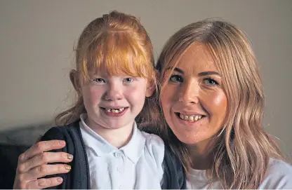  ?? Picture: Michael Traill. ?? Evie Fraser, 7, with her mother Lyndsey.