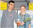  ?? FOTO: TREFFER ?? Ali Agrali und Kai Hinsen von der Janusz-Korczak-Realschule Schwalmtal untersucht­en Koniferen und ihre Eigenschaf­ten als Herbizid. Die von ihnen entwickelt­e Sprühlösun­g rückt Unkraut zu Leibe.