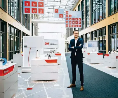  ?? FOTO: 3M ?? Jannik Werkmeiste­r hat eine Ausbildung als Industriek­aufmann abgeschlos­sen und verantwort­et mittlerwei­le einen Großteil der Kundenführ­ungen durch die „World of Innovation“und das „Inspiratio­n Lab“von 3M am Hauptstand­ort in Neuss. Parallel zu dieser...