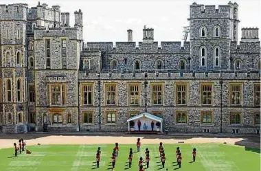  ?? Foto: dpa ?? Während am Sonntag auf Schloss Windsor eine „Trooping The Colour“-Ersatzpara­de zu Ehren der Queen stattfand, bangten bereits hunderte Angestellt­e royaler Einrichtun­gen um ihre Stelle.