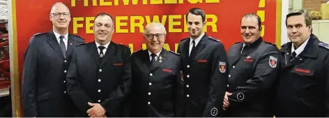 ?? FOTO: FEUERWEHR ?? Fritz van Dornick, eingerahmt von Kameraden aus Kalkar, wurde für 50 Jahre Mitgliedsc­haft in der Feuerwehr ausgezeich­net.