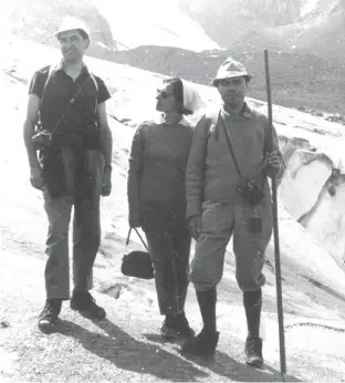  ??  ?? Courmayeur 1969. Da sinistra: Francesco Sabatini, la moglie Francesca Cimino e Cesare Segre