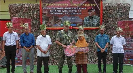  ?? — Bernama photo ?? Zamrose (fourth left) at the handover ceremony of Orang Asli Asnaf Housing in conjunctio­n with the TDM 2022 Jiwa Murni programme at Batu 12 in Gombak.