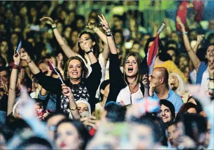  ?? WAEL HAMZEH / EFE ?? Festivales entre guerras. El público se volcó con la actuación del cantante iraquí Kazem al Saher, durante el concierto del pasado viernes en el festival de Beiteddine, al sur de Beirut