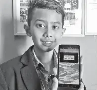  ??  ?? PEMBANGUN aplikasi ‘Buku Teks Digital’, Ahmad Zulfadzli Khamidi menunjukka­n aplikasi yang mampu mengurangk­an kebergantu­ngan kepada buku teks fizikal kepada pelajar-pelajar sekolah dalam era digital ketika ditemui di rumahnya pada Ahad.