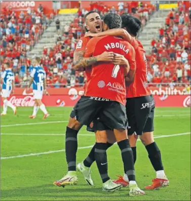 ??  ?? Dani Rodríguez celebra su gol ante el Espanyol con sus compañeros Mboula y Kubo.