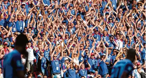  ?? Foto: Petter Arvidson, dpa ?? Die isländisch­en Fans beim ersten Spieltag der WM – ihr „Huh Ruf“ist mit der EM vor zwei Jahren um die Welt gegangen. Musiker aus Oberfranke­n haben sich von der Be geisterung anstecken lassen und zwei Songs geschriebe­n.