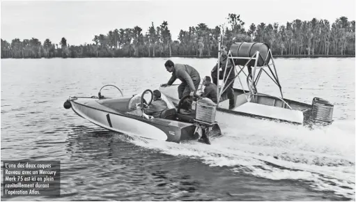  ??  ?? L’une des deux coques Raveau avec un Mercury Mark 75 est ici en plein ravitaille­ment durant l’opération Atlas.