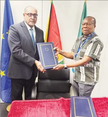  ?? ?? Dr. Rajendra Singh, Guyana’s High Commission­er to the UK (left) at the signing of the agreement. (Ministry of Foreign Affairs photo)