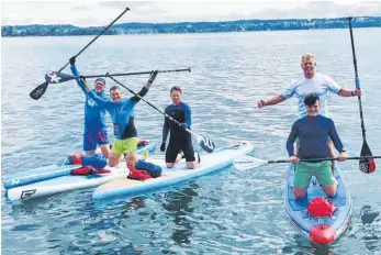  ?? FOTO: PRIVAT ?? Erfolgreic­he Bodensee-Paddler (von li.): Matthias Feil, Martin Volz, Ralph Schneider sowie Luca und Andreas Vogt auf dem Tandem-SUP.