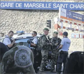  ?? (Photo Luc Boutria) ?? La présence des soldats de l’opération Sentinelle a permis la neutralisa­tion rapide du terroriste.
