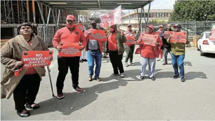  ?? Picture: SINO MAJANGAZA ?? SENDING A MESSAGE: Eastern Cape Nehawu members protest outside the premier's office in Bhisho on Monday as part of a nationwide campaign by the union to put pressure on the president to meet their demands. Failure to do so, Nehawu warns, would result in a full-blown public sector strike.