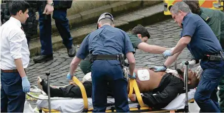  ?? Stefan Rousseau - 22.mar.2017/Associated Press ?? Baleado, Khalid Masood, 52, é atendido após ataque terrorista na região do Parlamento britânico na quarta-feira (22)