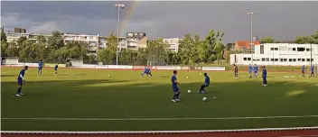  ?? FOTO: CAROLINE ZABKAR ?? Für Trainer Marcus John „grün angestrich­ener Beton“: Der Fußballpla­tz des SC West.