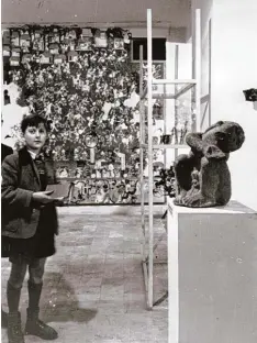  ?? Foto: ZI ?? Nachkriegs­zeit: Ein junger Besucher in einer Ausstellun­g der Amerikaner zur neuer lichen Demokratis­ierung Deutschlan­ds.
