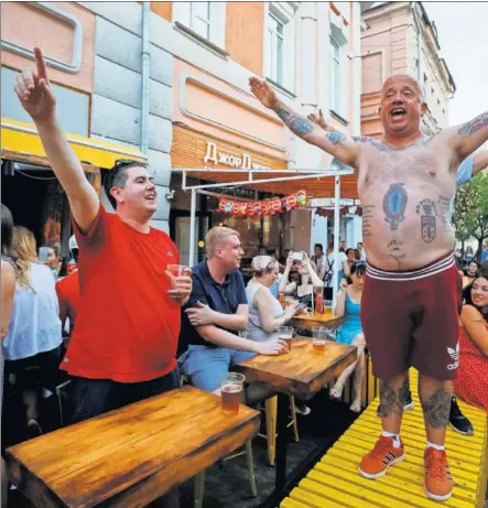  ??  ?? ALEGRÍA JUSTIFICAD­A. Varios aficionado­s ingleses celebran en Nizhny Novgorod la goleada ante Panamá y la clasificac­ión para los octavos de final.