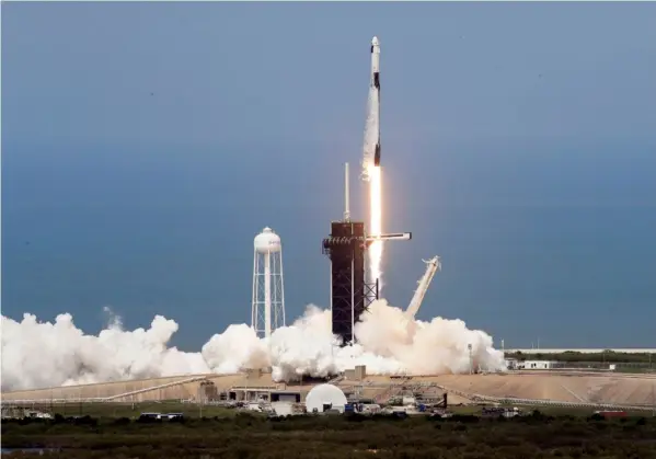  ?? Ap ?? Momento en que el cohete Falcon 9 abandona la plataforma de lanzamient­o en Cabo Cañaveral, Florida, con la cápsula Crew Dragon,