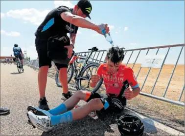  ?? ?? El esloveno Matevz Govekar recibe agua para recuperars­e del esfuerzo y calor de la Vuelta a Burgos.