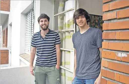  ??  ?? Amigos. Bruno (d) y Franco se conocen desde chicos y se vinieron juntos a Montevideo para que el cambio de ciudad fuera más ameno y llevadero.