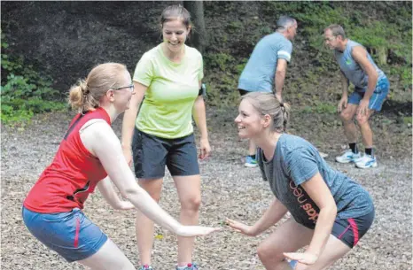  ?? FOTOS: JONAS SCHULER ?? Anke Heinzelman­ns Trainingse­inheiten an der frischen Luft finden zum Beispiel auf dem Missionsbe­rg oder im Wald statt.