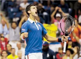  ??  ?? Novak Djokovi reacciona luego de vencer anoche a Roger Federer para ganar el U.S. Open.