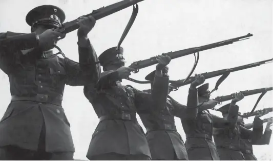  ??  ?? En esta foto de 1935, un regimiento de artillería alemán realiza prácticas de tiro con rifle dentro del campo de entrenamie­nto militar de la ciudad de Jüterbog, al noreste de Alemania.