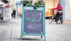  ?? FOTO: HAUKE-CHRISTIAN DITTRICH/DPA ?? Auch der stationäre Handel in der Innenstadt nutzt den Black Friday, um Kunden mit besonderen Angeboten anzulocken.